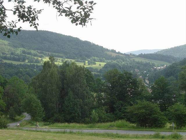 stoupame nad Petrovicemi (obraceny pohled)